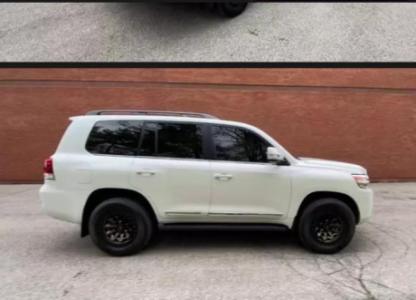 White Toyota Land cruiser