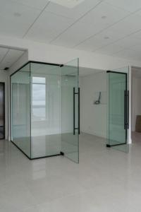 GLASS DOOR AND GLASS PARTITION MAKER IN DUBAI : 055-7274240 ARE Y
